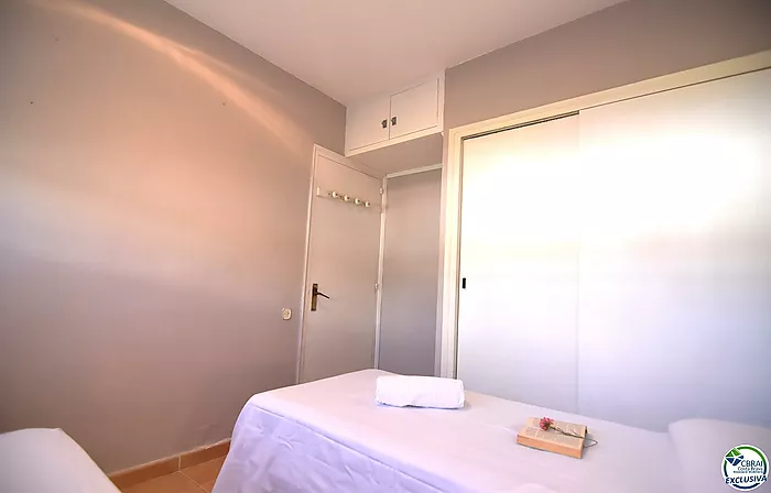 Opportunité de rénover un appartement à Santa Margarita, Roses, avec un grand jardin privé de 207 m².