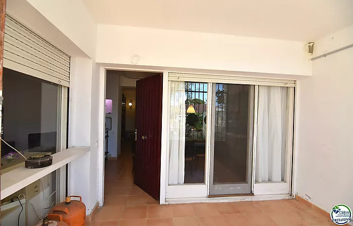 Opportunité de rénover un appartement à Santa Margarita, Roses, avec un grand jardin privé de 207 m².