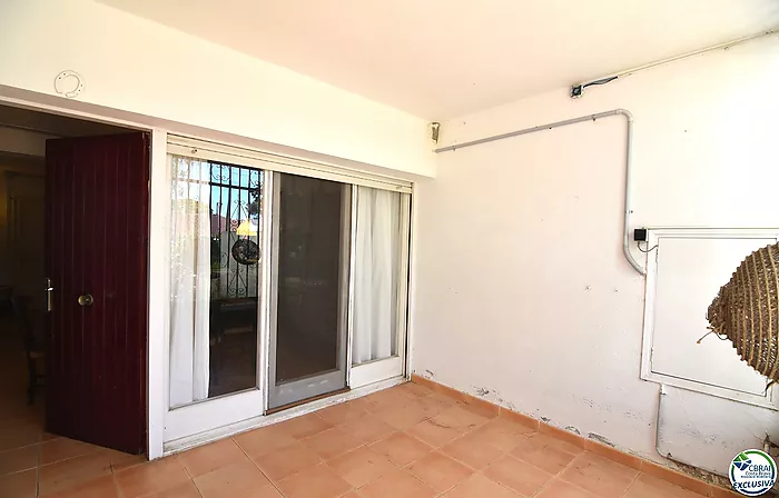 Opportunité de rénover un appartement à Santa Margarita, Roses, avec un grand jardin privé de 207 m².