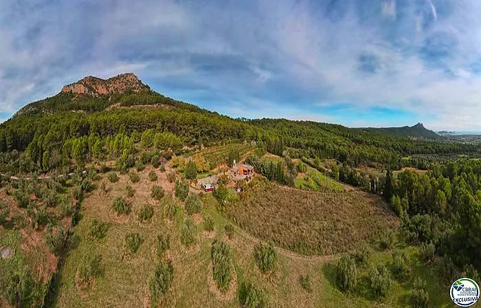 Casa con una hectárea de terreno en venta con vistas al mar.