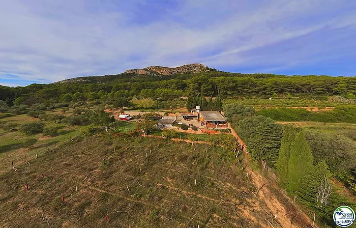 Casa con una hectárea de terreno en venta con vistas al mar.