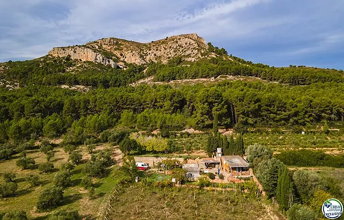 Casa con una hectárea de terreno en venta con vistas al mar.