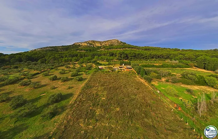 Casa con una hectárea de terreno en venta con vistas al mar.