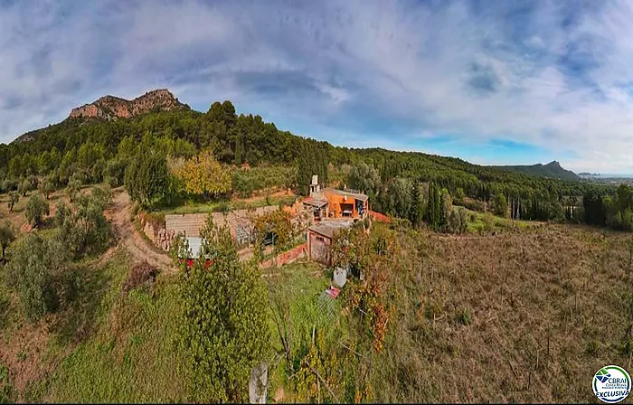 Casa con una hectárea de terreno en venta con vistas al mar.