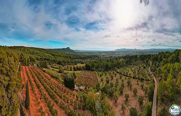 Casa con una hectárea de terreno en venta con vistas al mar.