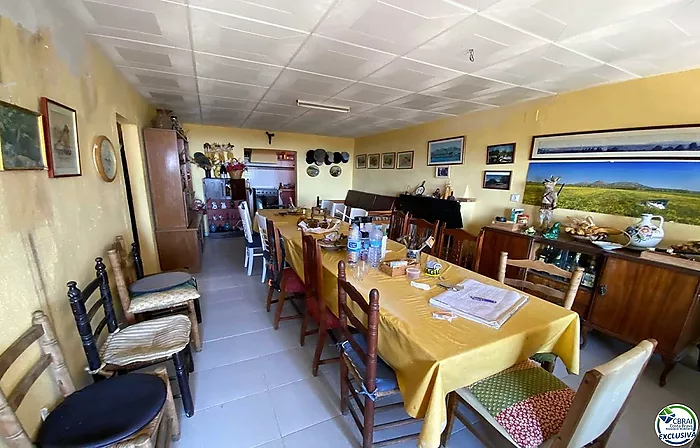 Casa con una hectárea de terreno en venta con vistas al mar.