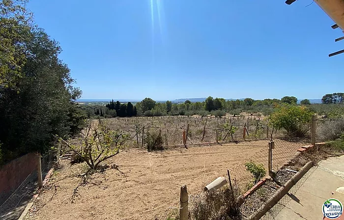 Casa con una hectárea de terreno en venta con vistas al mar.