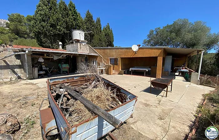 Casa con una hectárea de terreno en venta con vistas al mar.