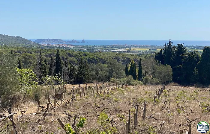 Casa con una hectárea de terreno en venta con vistas al mar.