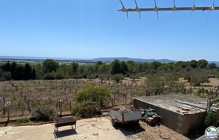 Casa con una hectárea de terreno en venta con vistas al mar.