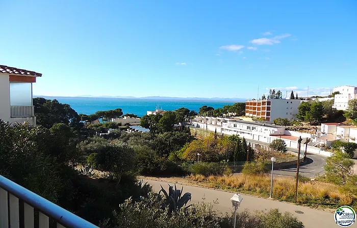 Appartement Charmant avec Vue sur la Mer et Accès à la Plage