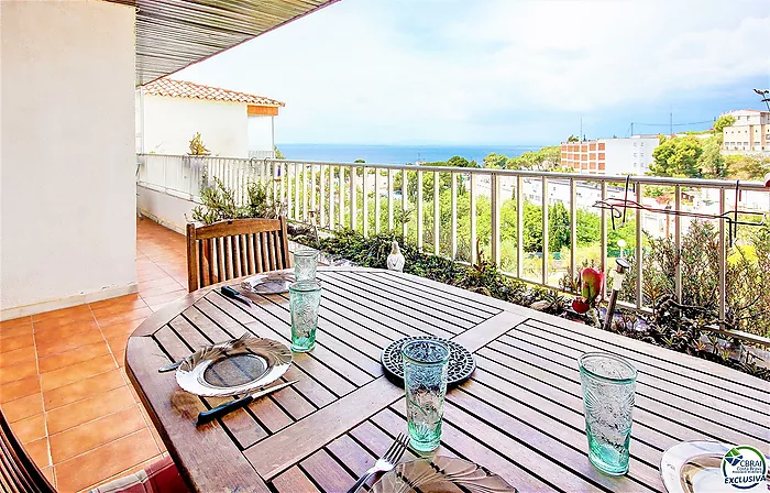 Appartement Charmant avec Vue sur la Mer et Accès à la Plage