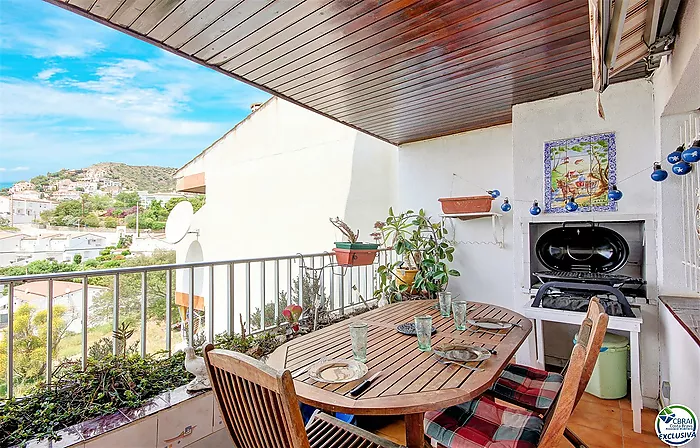 Appartement Charmant avec Vue sur la Mer et Accès à la Plage