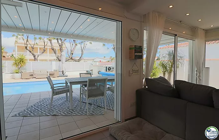 Villa con licencia turística, piscina privada y 4 dormitorios en planta baja