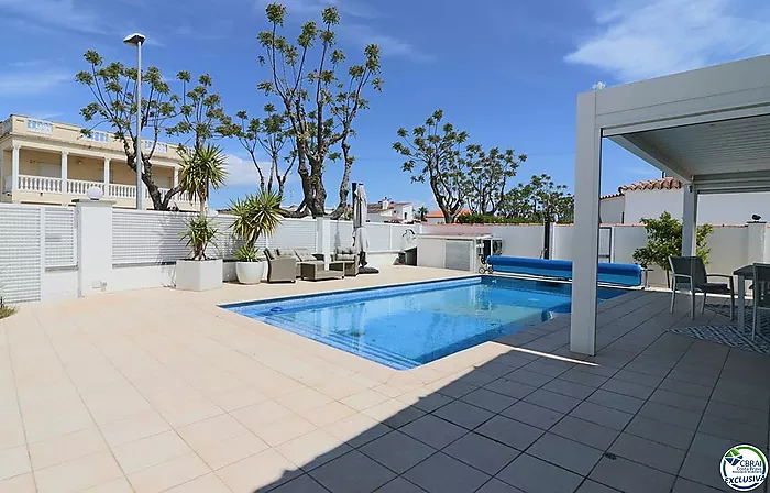 Villa con licencia turística, piscina privada y 4 dormitorios en planta baja