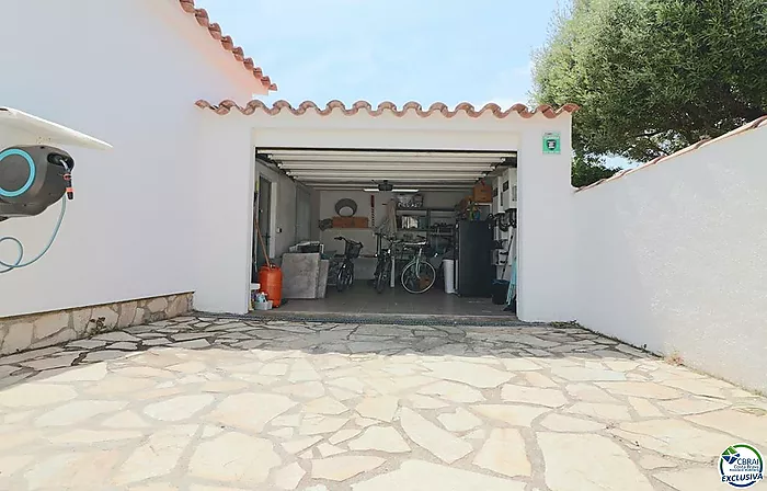 Villa con licencia turística, piscina privada y 4 dormitorios en planta baja