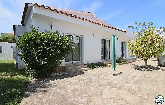 Villa con licencia turística, piscina privada y 4 dormitorios en planta baja