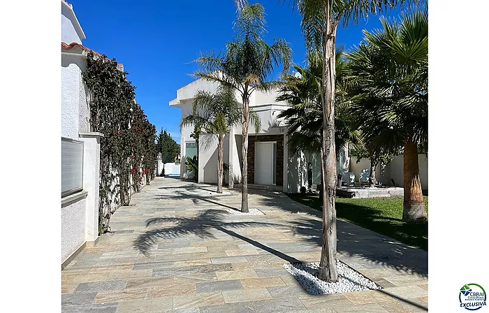 Empuriabrava hermosa casa moderna con piscina y amarre cerca de la playa, sala de estar de 99 m2