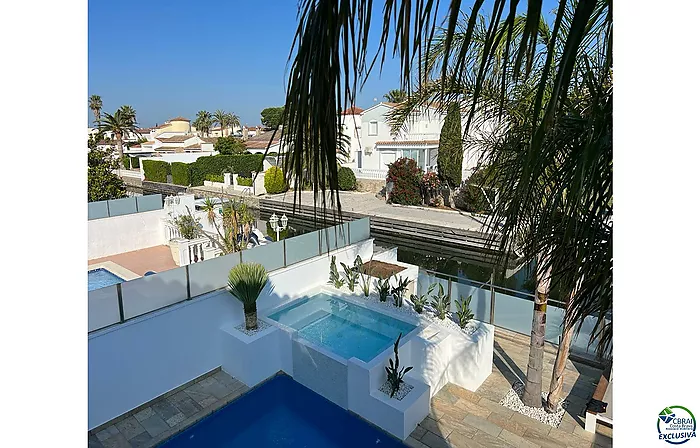 Empuriabrava hermosa casa moderna con piscina y amarre cerca de la playa, sala de estar de 99 m2