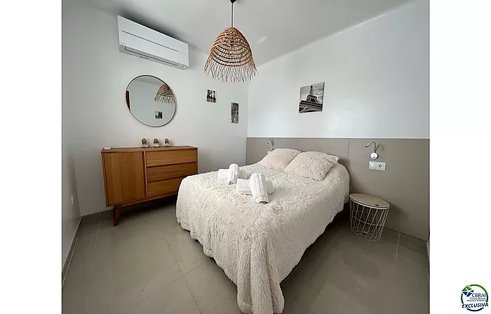 Empuriabrava hermosa casa moderna con piscina y amarre cerca de la playa, sala de estar de 99 m2