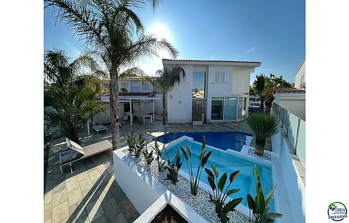 Empuriabrava hermosa casa moderna con piscina y amarre cerca de la playa, sala de estar de 99 m2