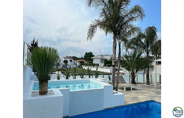 Empuriabrava hermosa casa moderna con piscina y amarre cerca de la playa, sala de estar de 99 m2