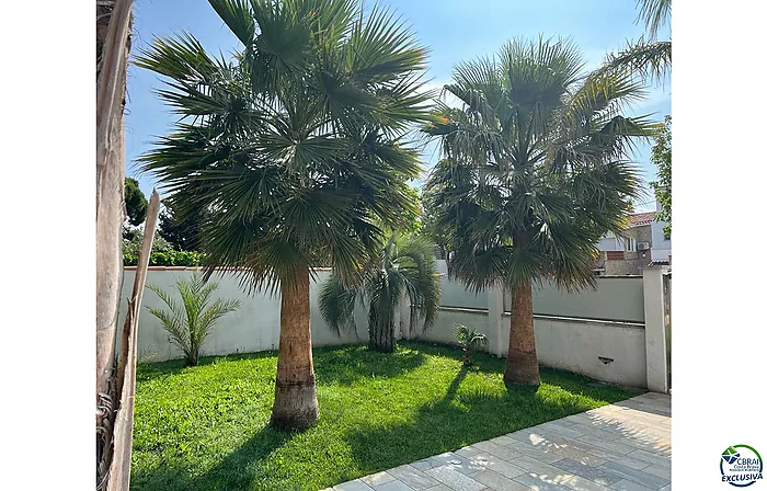 Empuriabrava hermosa casa moderna con piscina y amarre cerca de la playa, sala de estar de 99 m2