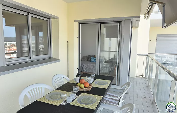 Appartement - Appartement à vendre à Roses, avec 66 m2, 2 chambres et 1 salle de bain, ascenseur, piscine communautaire et jardin.