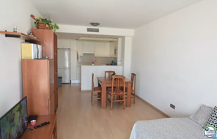 Piso - Apartamento en venta en Roses, con 66 m2, 2 habitaciones y 1 baño,Ascensor, Piscina y Jardín comunitarios.