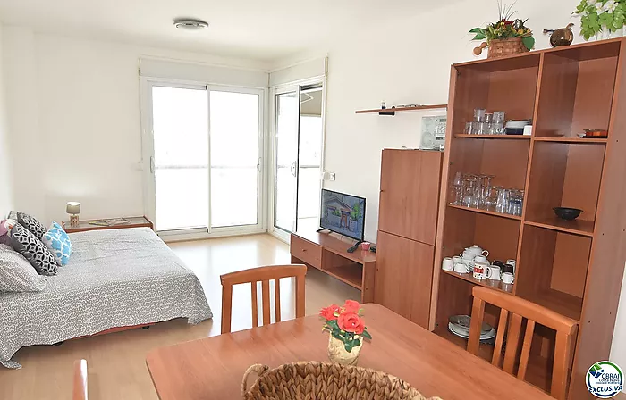 Appartement - Appartement à vendre à Roses, avec 66 m2, 2 chambres et 1 salle de bain, ascenseur, piscine communautaire et jardin.