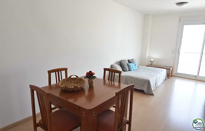 Piso - Apartamento en venta en Roses, con 66 m2, 2 habitaciones y 1 baño,Ascensor, Piscina y Jardín comunitarios.