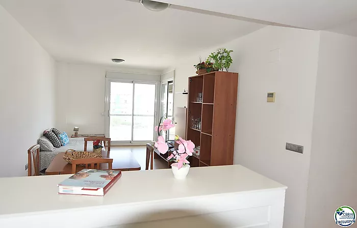 Piso - Apartamento en venta en Roses, con 66 m2, 2 habitaciones y 1 baño,Ascensor, Piscina y Jardín comunitarios.