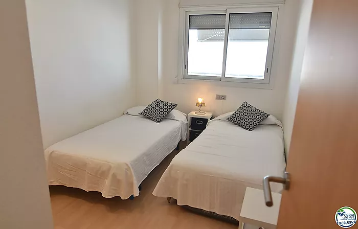 Appartement - Appartement à vendre à Roses, avec 66 m2, 2 chambres et 1 salle de bain, ascenseur, piscine communautaire et jardin.