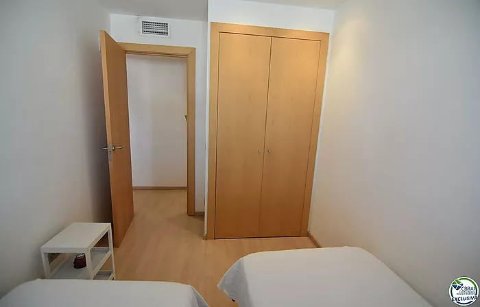 Appartement - Appartement à vendre à Roses, avec 66 m2, 2 chambres et 1 salle de bain, ascenseur, piscine communautaire et jardin.