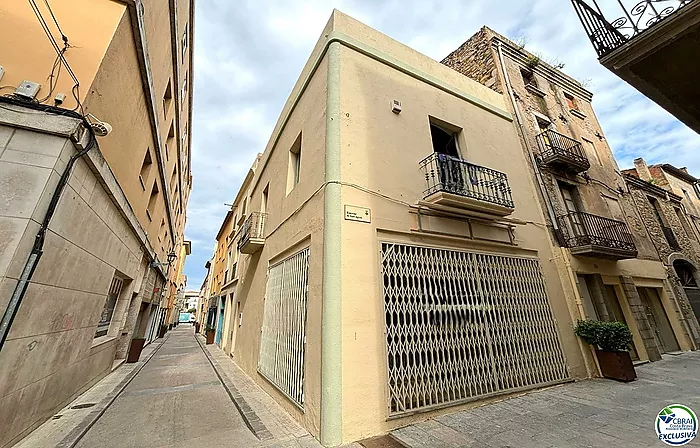 Edificio en venta con local comercial + 2 plantas para vivienda tipo dúplex.