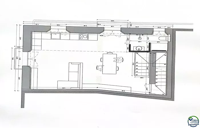 Edificio en venta con local comercial + 2 plantas para vivienda tipo dúplex.