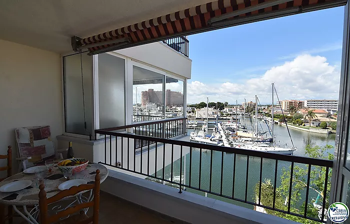 Piso - Apartamento en venta en Roses, 2 habitaciones,1 baño,una gran terraza con vistas al canal y montaña y plaza de parking privada.