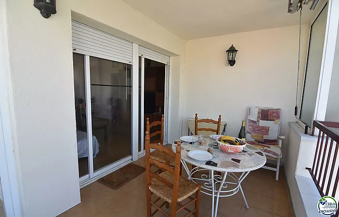 Piso - Apartamento en venta en Roses, 2 habitaciones,1 baño,una gran terraza con vistas al canal y montaña y plaza de parking privada.