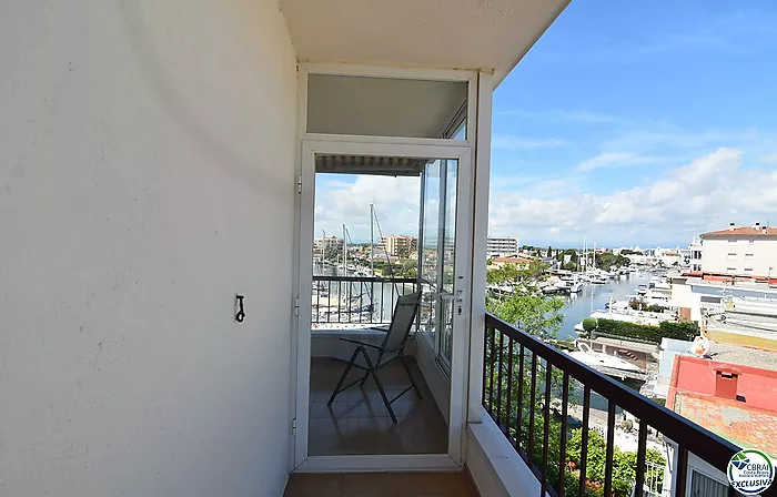 Piso - Apartamento en venta en Roses, 2 habitaciones,1 baño,una gran terraza con vistas al canal y montaña y plaza de parking privada.