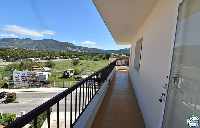 Piso - Apartamento en venta en Roses, 2 habitaciones,1 baño,una gran terraza con vistas al canal y montaña y plaza de parking privada.