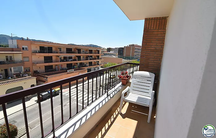 Piso - Apartamento en venta en Roses, 2 habitaciones,1 baño,una gran terraza con vistas al canal y montaña y plaza de parking privada.