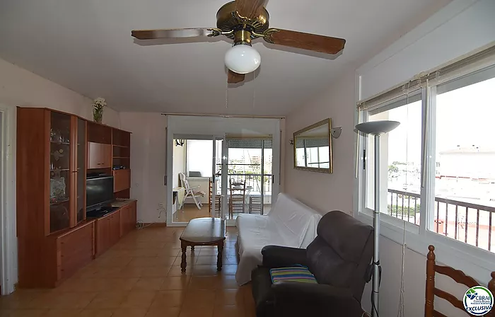 Piso - Apartamento en venta en Roses, 2 habitaciones,1 baño,una gran terraza con vistas al canal y montaña y plaza de parking privada.