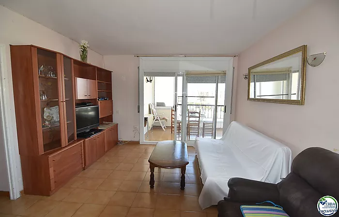 Piso - Apartamento en venta en Roses, 2 habitaciones,1 baño,una gran terraza con vistas al canal y montaña y plaza de parking privada.