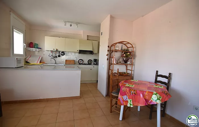 Piso - Apartamento en venta en Roses, 2 habitaciones,1 baño,una gran terraza con vistas al canal y montaña y plaza de parking privada.