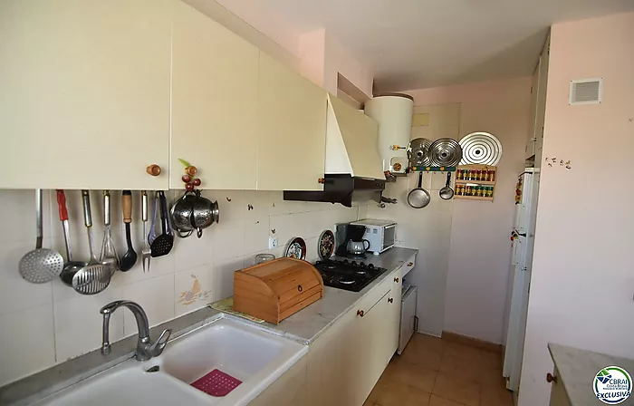 Piso - Apartamento en venta en Roses, 2 habitaciones,1 baño,una gran terraza con vistas al canal y montaña y plaza de parking privada.