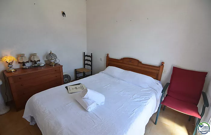 Piso - Apartamento en venta en Roses, 2 habitaciones,1 baño,una gran terraza con vistas al canal y montaña y plaza de parking privada.