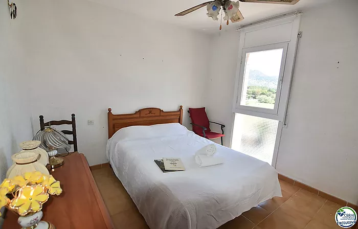 Piso - Apartamento en venta en Roses, 2 habitaciones,1 baño,una gran terraza con vistas al canal y montaña y plaza de parking privada.