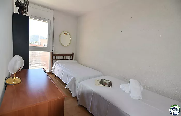 Piso - Apartamento en venta en Roses, 2 habitaciones,1 baño,una gran terraza con vistas al canal y montaña y plaza de parking privada.