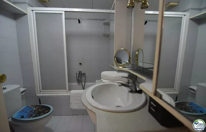 Piso - Apartamento en venta en Roses, 2 habitaciones,1 baño,una gran terraza con vistas al canal y montaña y plaza de parking privada.