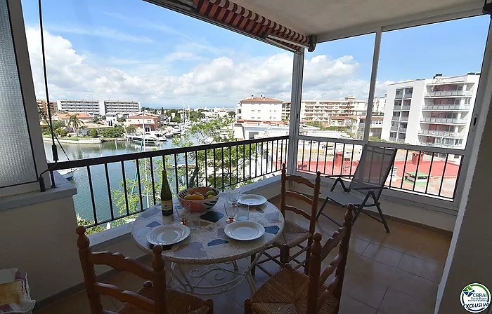 Piso - Apartamento en venta en Roses, 2 habitaciones,1 baño,una gran terraza con vistas al canal y montaña y plaza de parking privada.